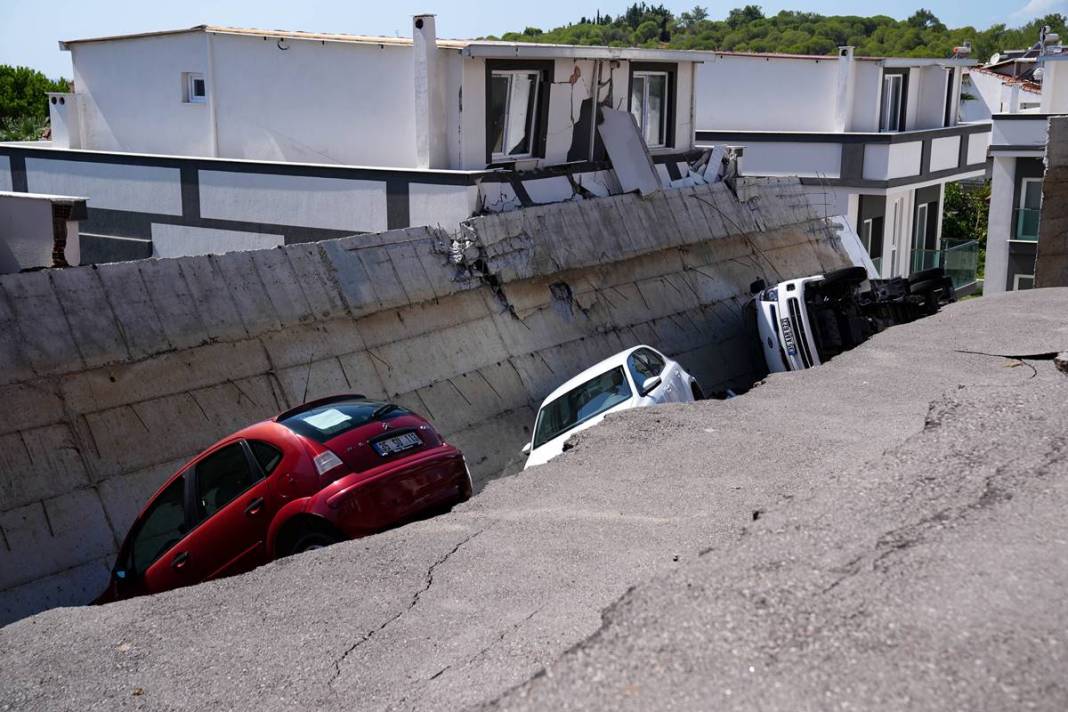 O kentte yollar çöktü: Gece yarısı felaketi yaşadılar! Gün aydınlanınca korkunç manzara ortaya çıktı 38